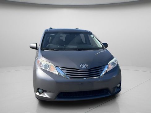 Used 2017 Toyota Sienna XLE FWD image 11