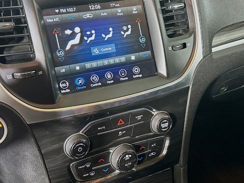 Used 2018 Chrysler 300 Touring L image 23