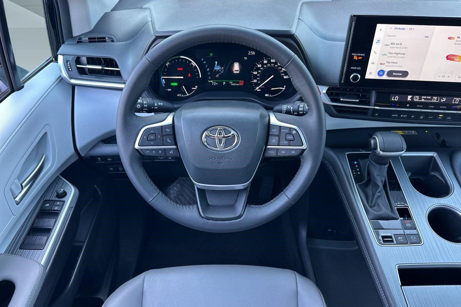 Used 2026 Toyota Sienna XLE FWD image 30
