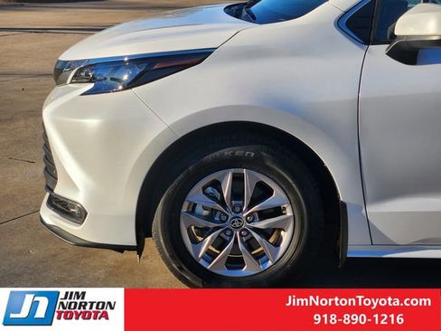 Used 2025 Toyota Sienna XLE image 9