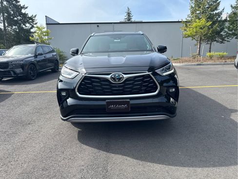 Used 2024 Toyota Highlander Platinum AWD/4WD image 2