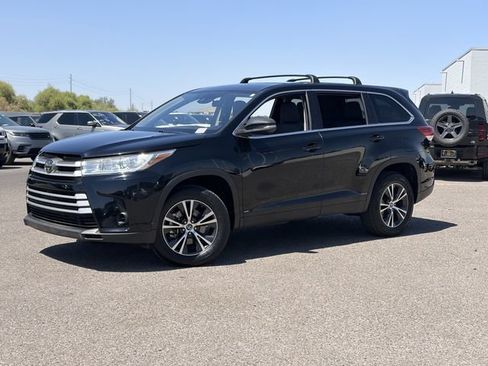 Used 2019 Toyota Highlander LE FWD image 2