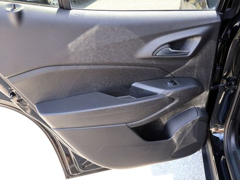 Used 2025 Chevrolet Trax LT FWD image 12