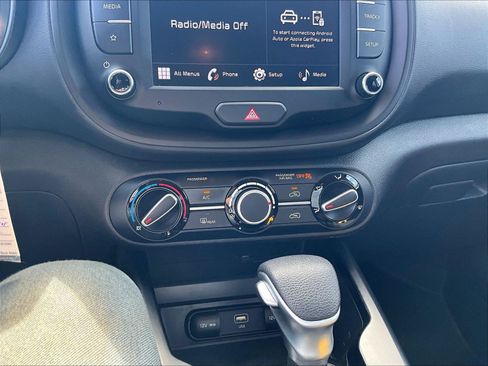 Used 2025 Kia Soul LX w/ LX Technology Package FWD image 18