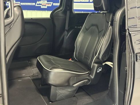 Used 2025 Chrysler Pacifica Limited FWD image 34