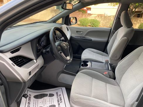Used 2020 Toyota Sienna LE w/ LE Preferred Package image 34