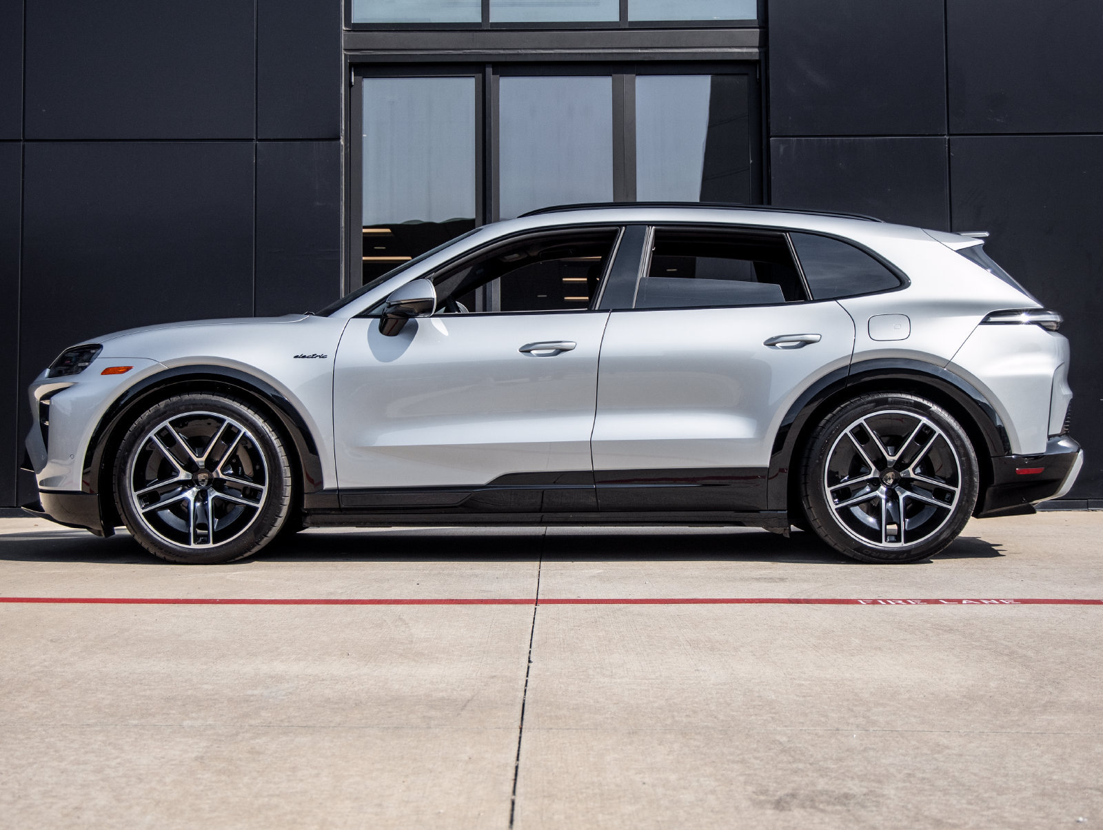 Certified 2026 Porsche Cayenne Turbo AWD/4WD image 2
