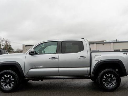 Used 2022 Toyota Tacoma TRD Off-Road w/ Technology Package AWD/4WD image 9