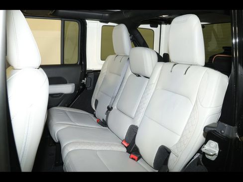 Used 2022 Jeep Wrangler Unlimited Sahara AWD/4WD image 28