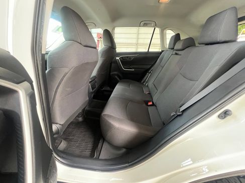 Used 2021 Toyota RAV4 LE AWD/4WD image 18