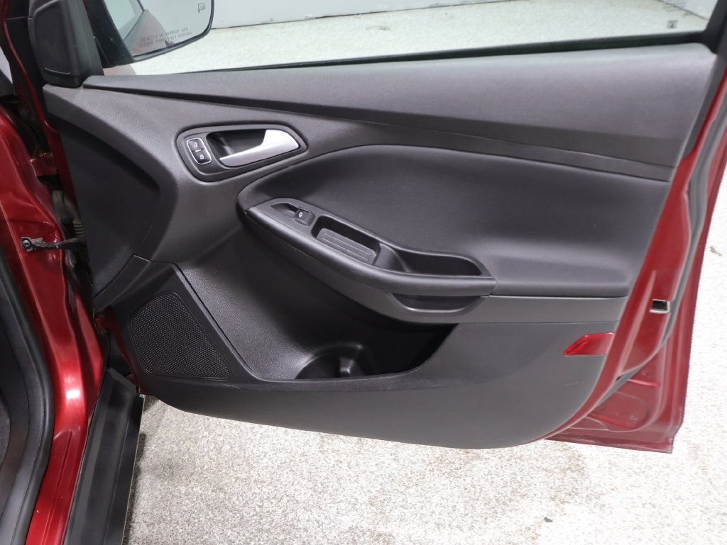 Used 2015 Ford Focus SE w/ SE Cold Weather Package FWD image 28