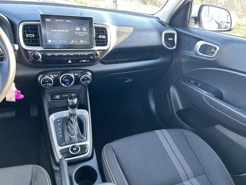 Used 2023 Hyundai Venue SEL image 17