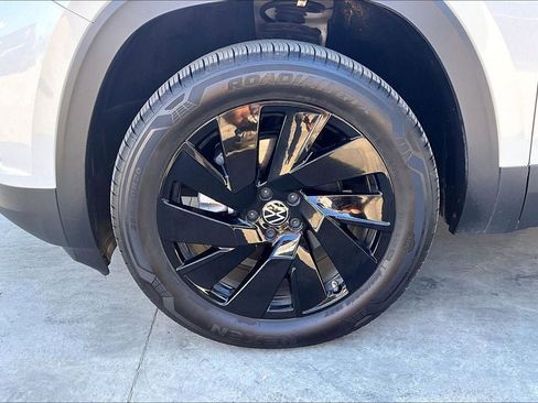 Certified 2026 Volkswagen Atlas SE w/ Black Wheel Package image 8