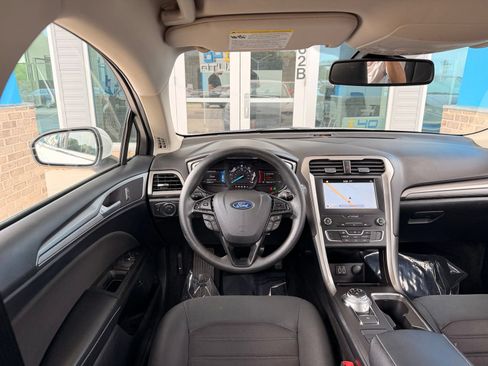 Used 2019 Ford Fusion SE FWD image 22
