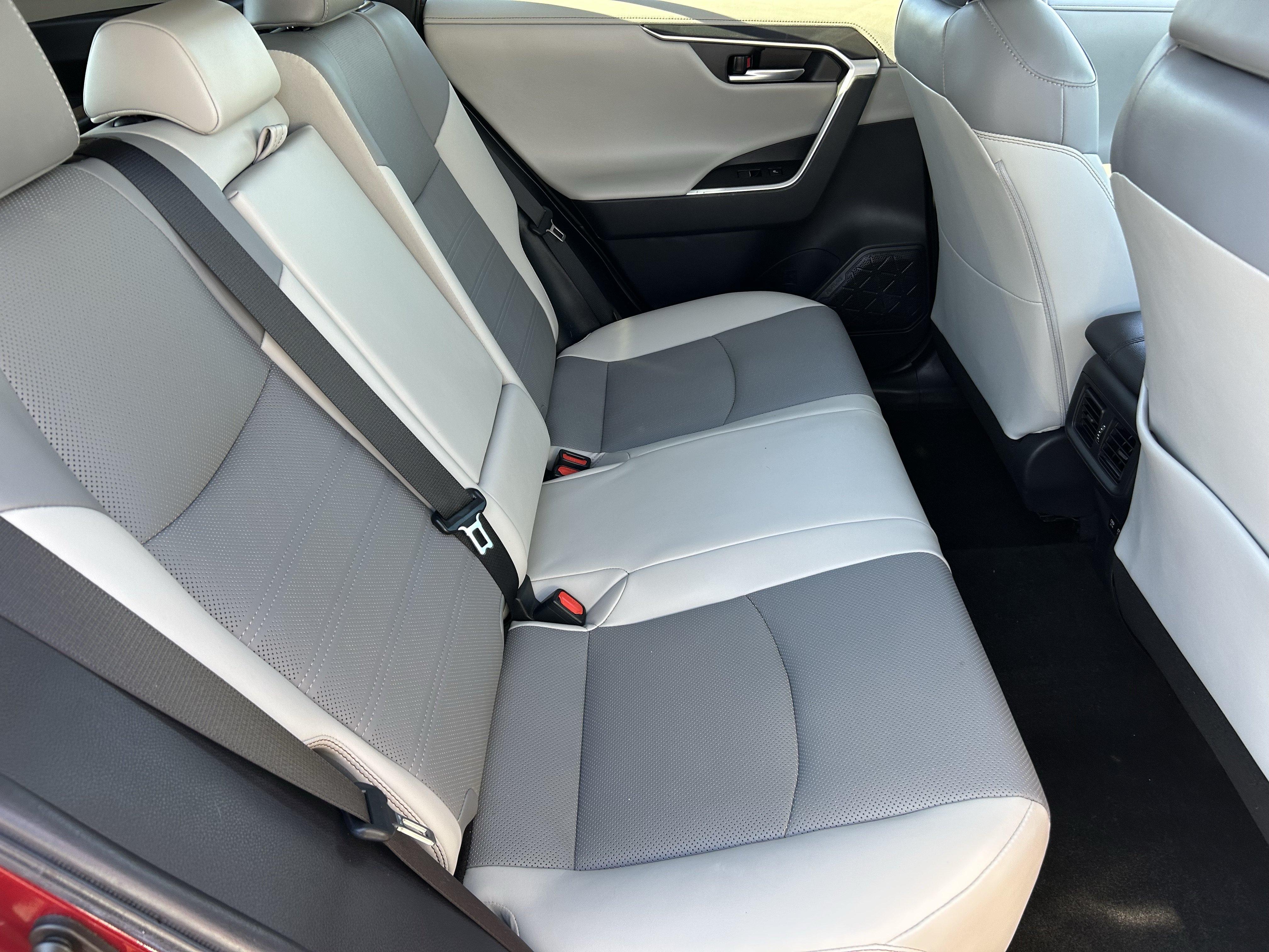 Used 2019 Toyota RAV4 Limited w/ Cold Weather Package FWD image 12