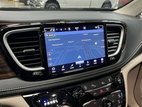 Used 2023 Chrysler Pacifica Limited FWD image 24