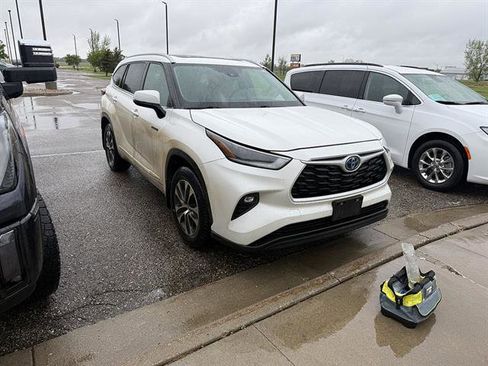 Used 2021 Toyota Highlander XLE AWD/4WD image 2