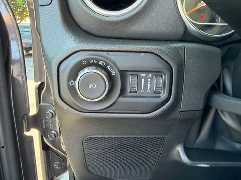 Used 2022 Jeep Wrangler Unlimited Sahara w/ LED Lighting Group AWD/4WD image 15