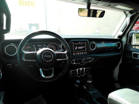 Used 2019 Jeep Wrangler Unlimited Sahara AWD/4WD image 5