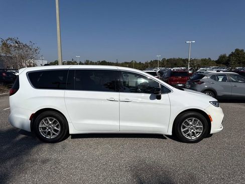 Used 2024 Chrysler Pacifica Touring image 2