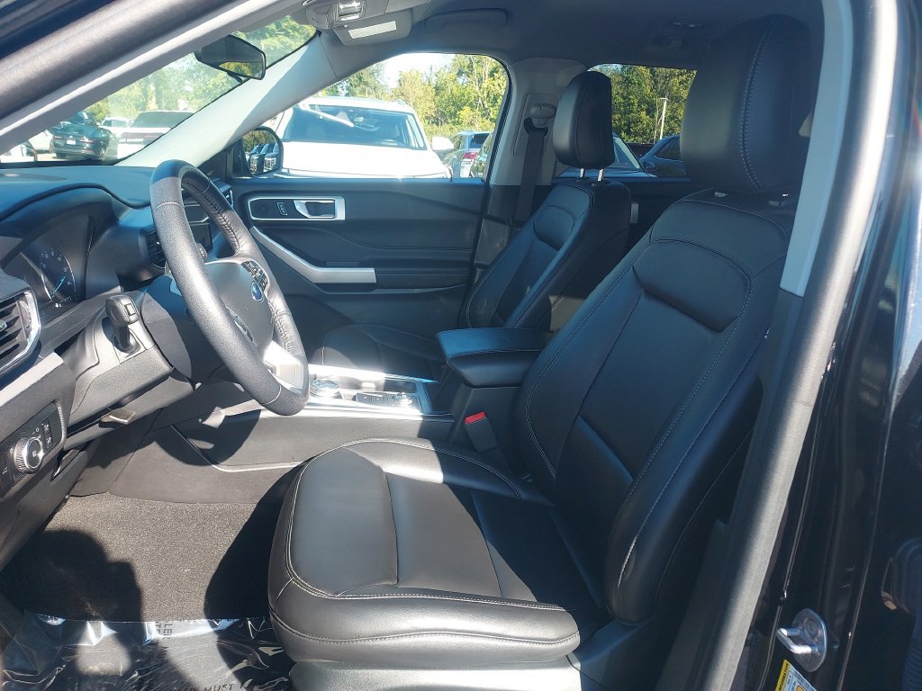 Used 2024 Ford Explorer XLT w/ Equipment Group 202A AWD/4WD image 28