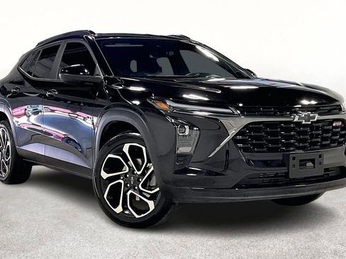 Used 2025 Chevrolet Trax RS w/ Sunroof Package image 1