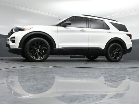 Certified 2022 Ford Explorer XLT w/ Equipment Group 202A AWD/4WD image 40