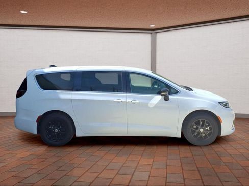 Used 2024 Chrysler Pacifica Touring-L FWD image 4