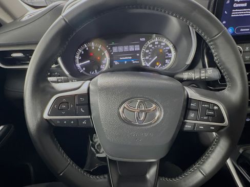 Used 2023 Toyota Highlander XLE FWD image 18
