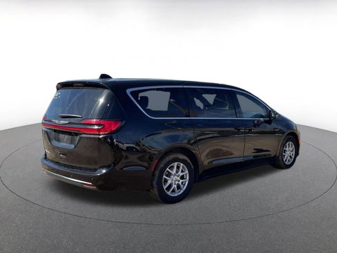 Used 2025 Chrysler Pacifica Select image 12