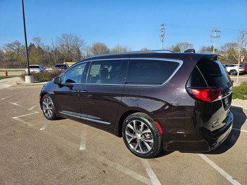 Used 2018 Chrysler Pacifica Limited w/ Tire & Wheel Group FWD image 3