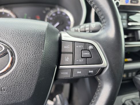 Used 2023 Toyota Highlander XLE FWD image 22