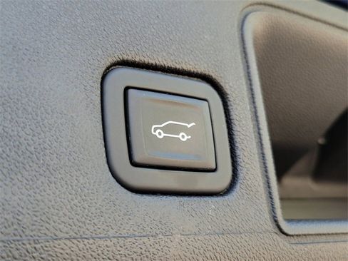 Used 2023 GMC Terrain SLT image 15