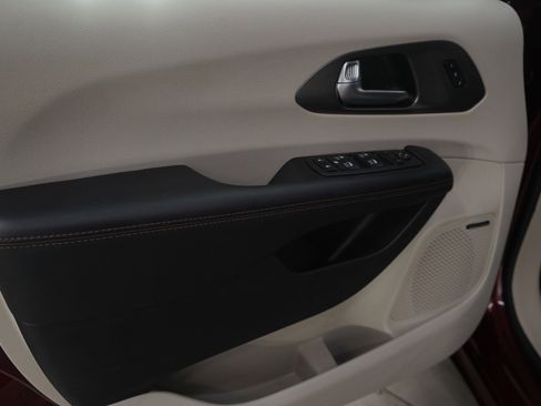 Used 2020 Chrysler Pacifica Touring-L Plus image 23