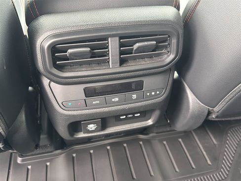 Used 2025 Honda Pilot TrailSport image 14