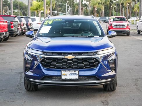 Used 2024 Chevrolet Trax LT w/ Driver Confidence Package FWD image 2