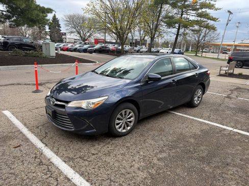 Used 2017 Toyota Camry LE image 6