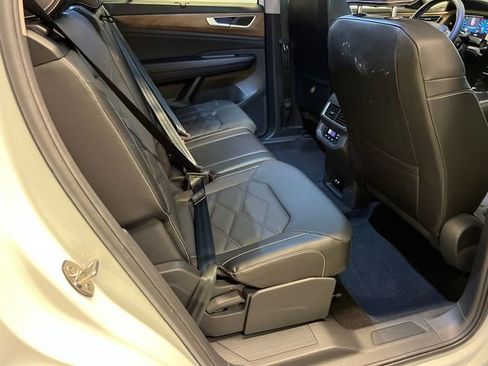 Certified 2024 Volkswagen Atlas SE w/ Black Wheel Package FWD image 13