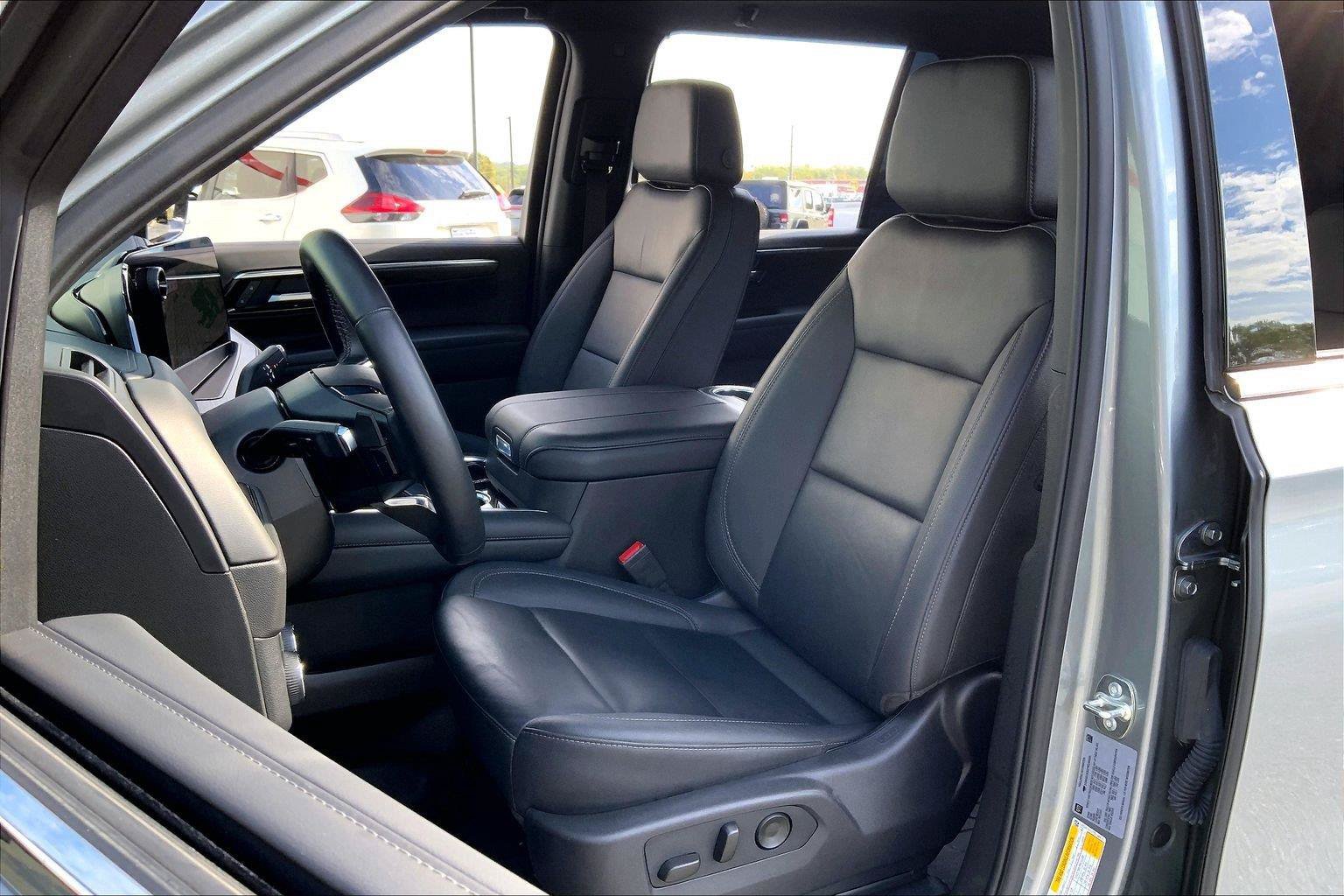 Used 2026 Chevrolet Suburban LT w/ Comfort Package AWD/4WD image 23