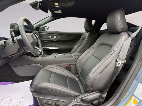 Used 2025 Ford Mustang Premium image 9