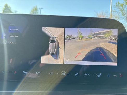 Used 2024 Chevrolet Traverse LT image 9