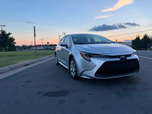 Used 2020 Toyota Corolla LE FWD image 7