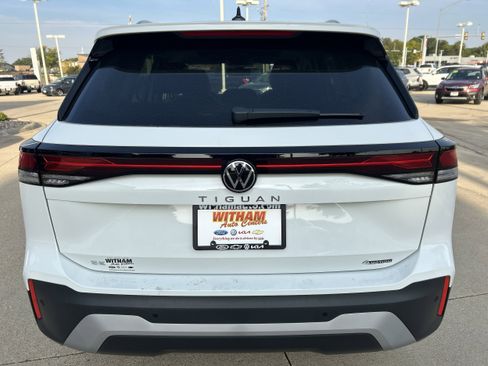 New 2025 Volkswagen Tiguan SE image 5