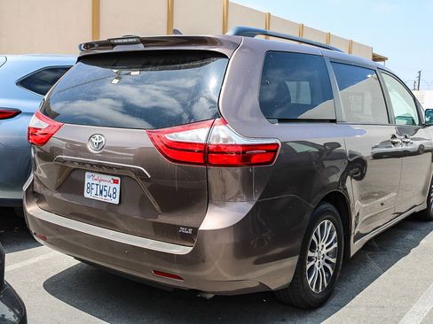 Used 2018 Toyota Sienna XLE w/ XLE Navigation Package FWD image 5