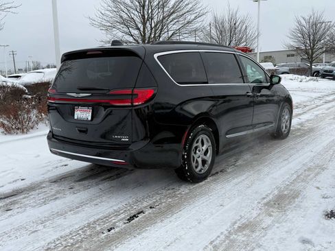 Used 2023 Chrysler Pacifica Limited image 4