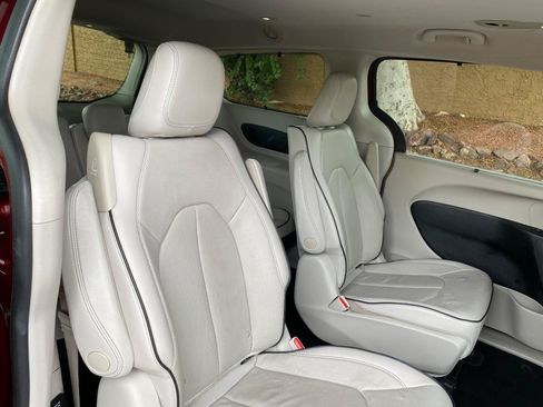 Used 2018 Chrysler Pacifica Limited FWD image 49