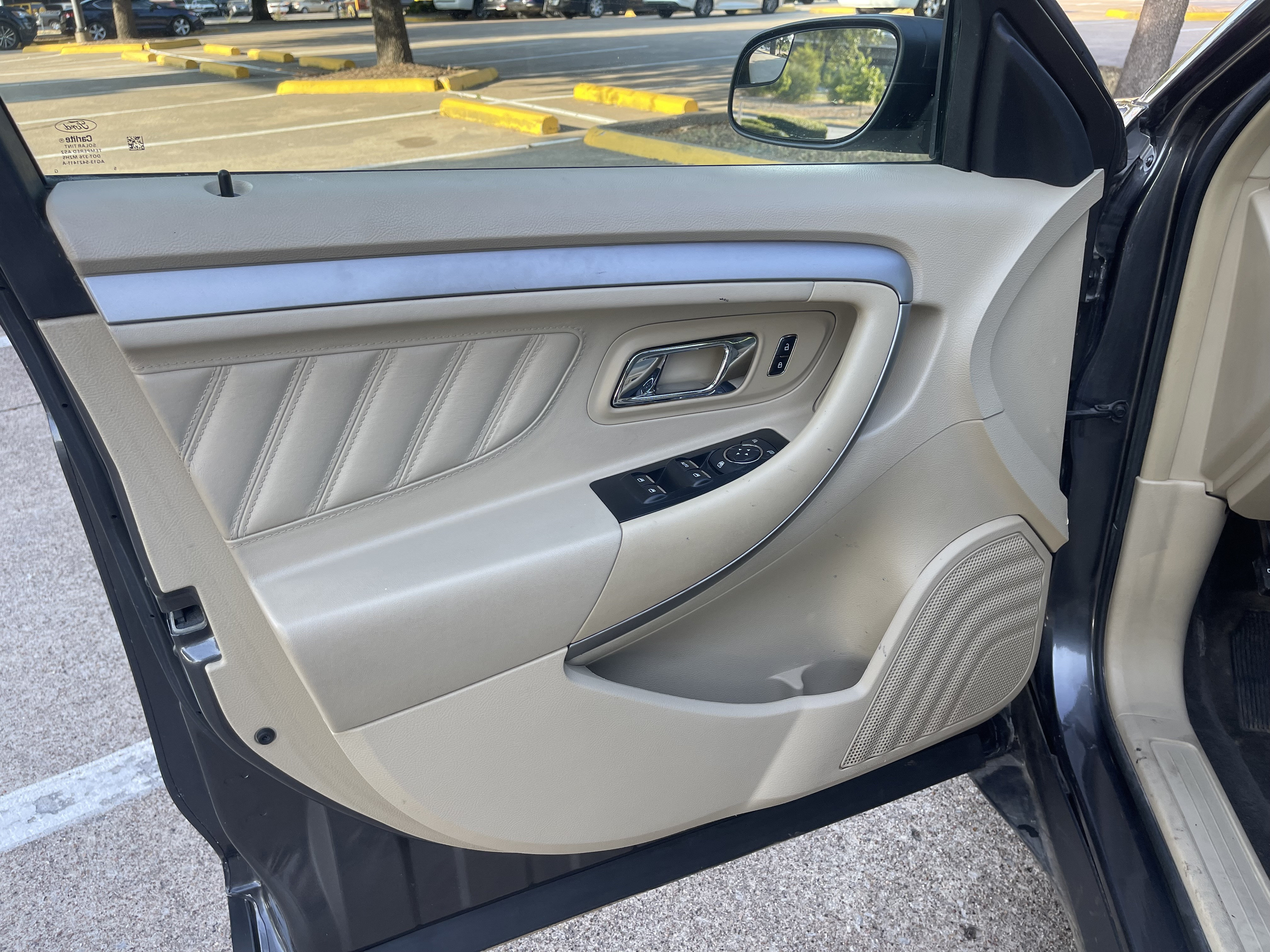 Used 2015 Ford Taurus SE FWD image 18