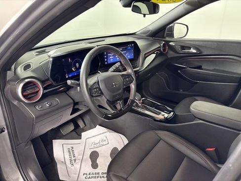 Used 2024 Chevrolet Trax RS w/ Driver Confidence Package FWD image 2