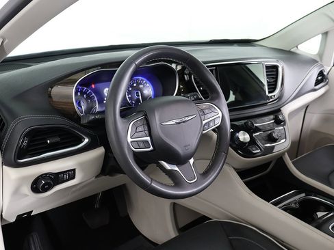 Used 2023 Chrysler Pacifica Limited image 32