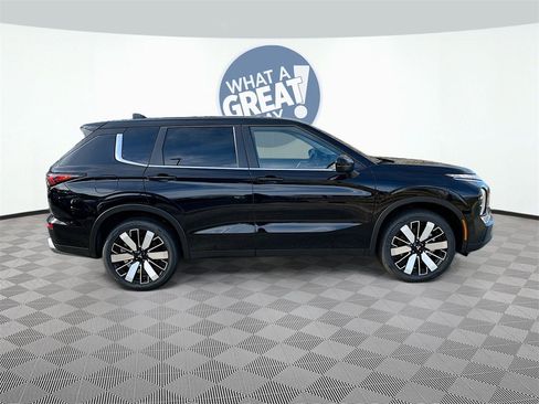 New 2025 Mitsubishi Outlander SE image 7